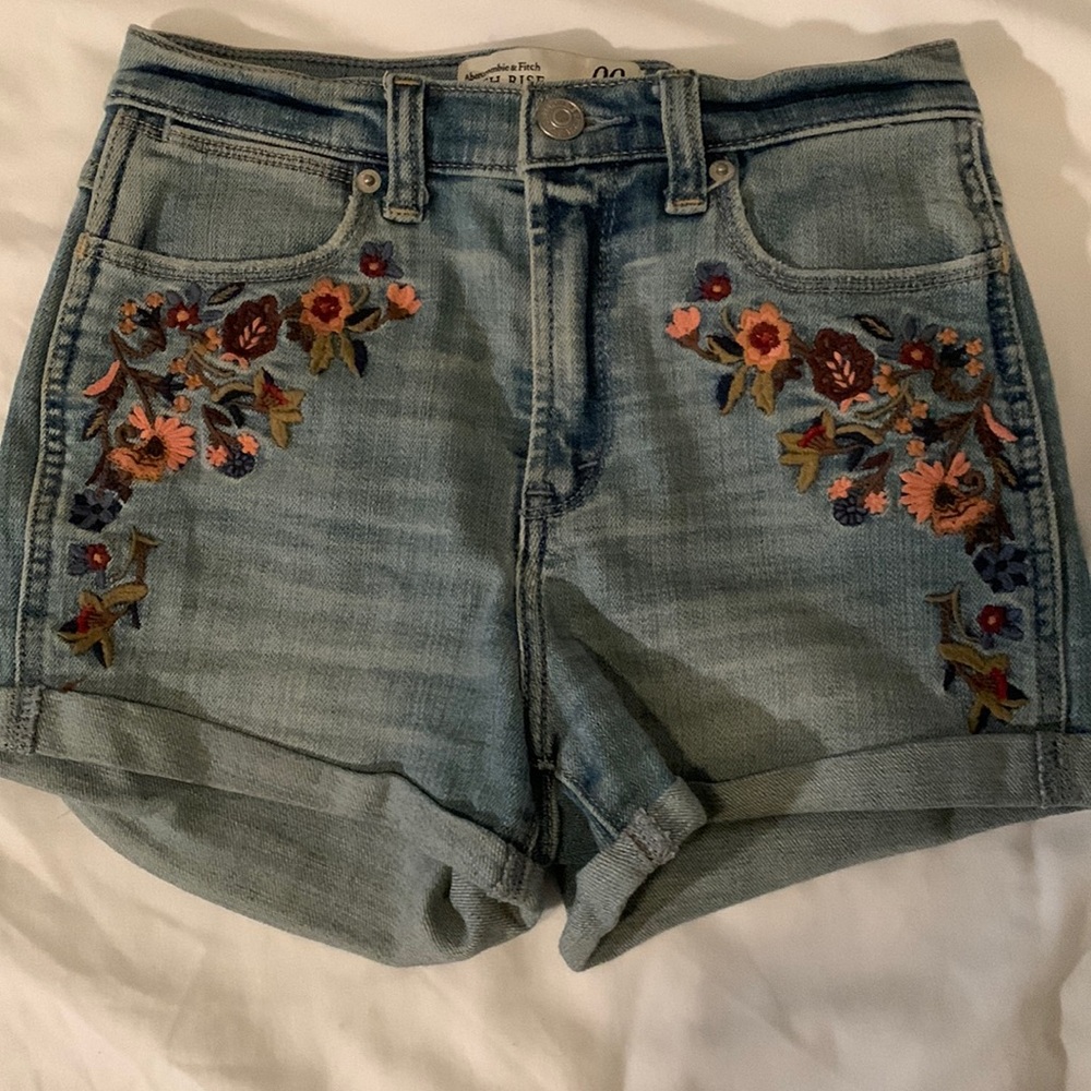 Abercrombie &Fitch High Rise short with flower embroidery. Size 00